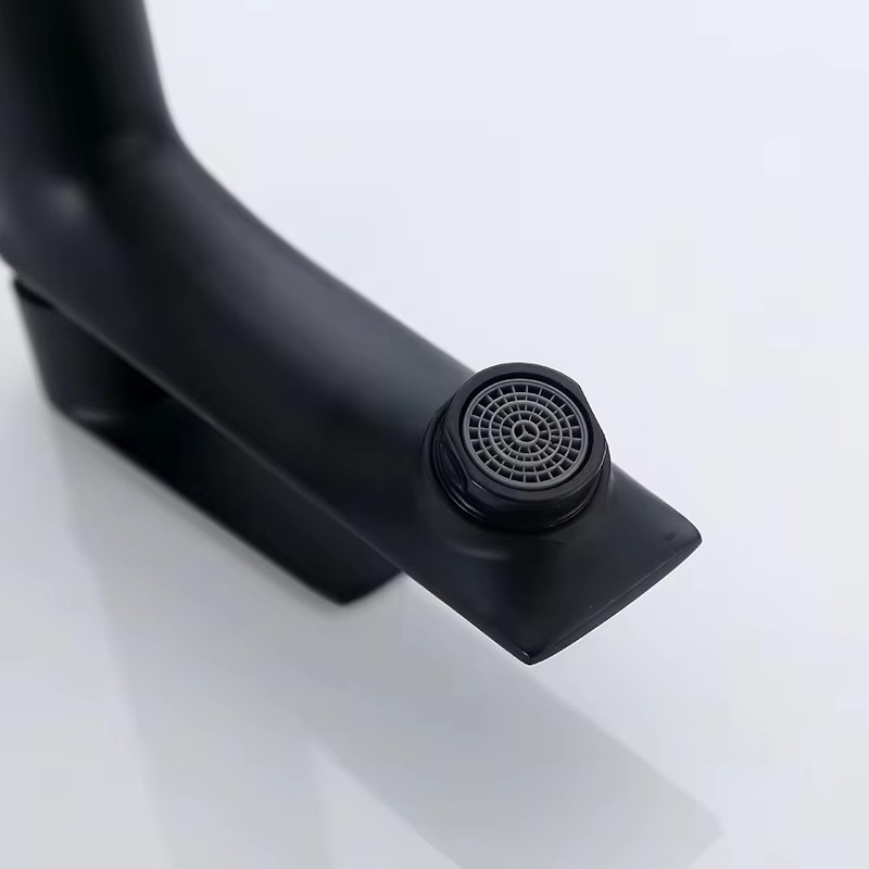 2024122106434565 صنبور حوض نحاسي أسود بفتحة واحدة من النحاس الأسود فعال من حيث التكلفة لحوض الحمام صنبور بمقبض واحد مقنن للاستخدام المدرسي