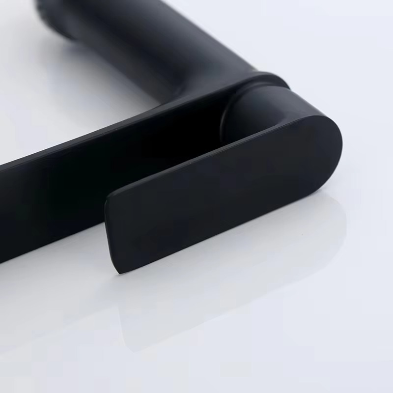 2024122106435696 صنبور حوض نحاسي أسود بفتحة واحدة من النحاس الأسود فعال من حيث التكلفة لحوض الحمام صنبور بمقبض واحد مقنن للاستخدام المدرسي