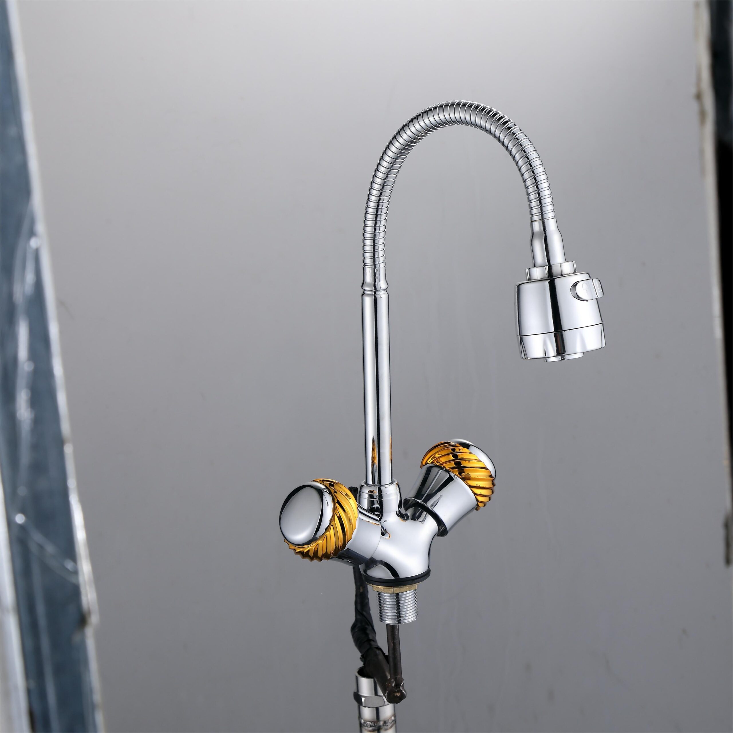 详情图_uAyJiHwD_1 Robinet de cuisine haut de gamme à deux poignées en zinc chromé pour évier avec robinet d'eau chaude et froide Bon prix pour Robinet de cuisine de qualité