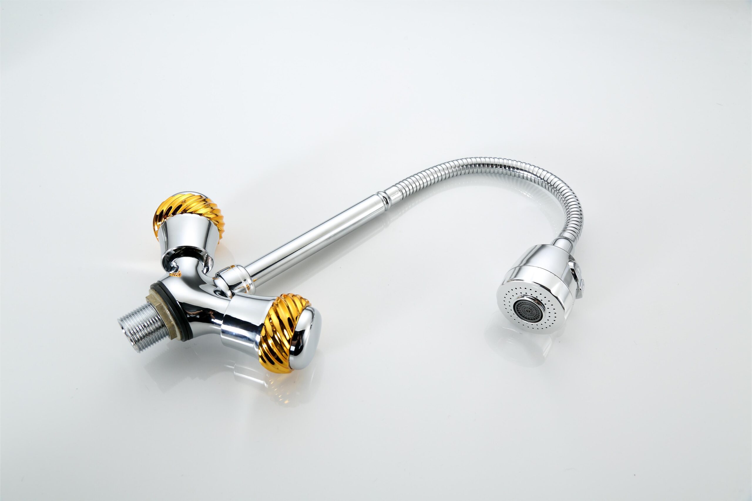 详情图_uAyJiHwD_2 Robinet de cuisine haut de gamme à deux poignées en zinc chromé pour évier avec robinet d'eau chaude et froide Bon prix pour Robinet de cuisine de qualité