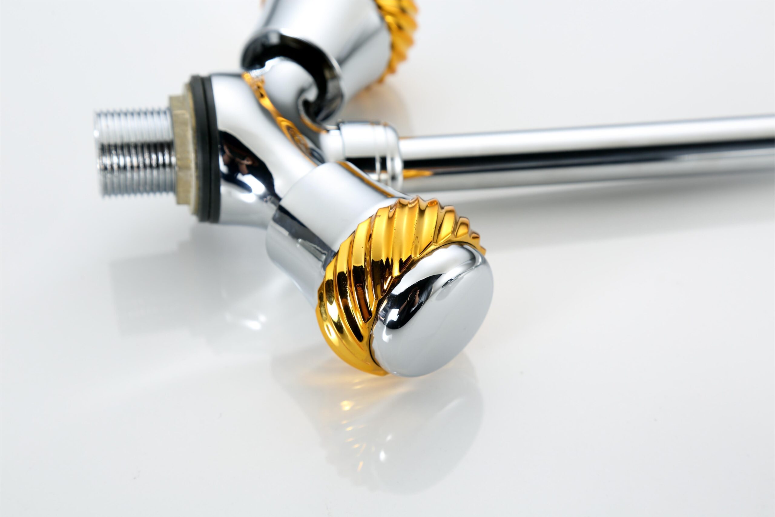 详情图_uAyJiHwD_4 Robinet de cuisine haut de gamme à deux poignées en zinc chromé pour évier avec robinet d'eau chaude et froide Bon prix pour Robinet de cuisine de qualité